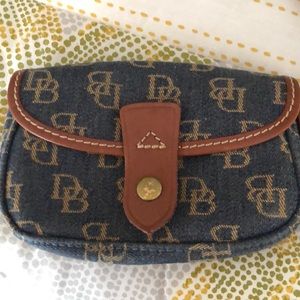 Used Clutch Dooney & Burke (May not authentic)
